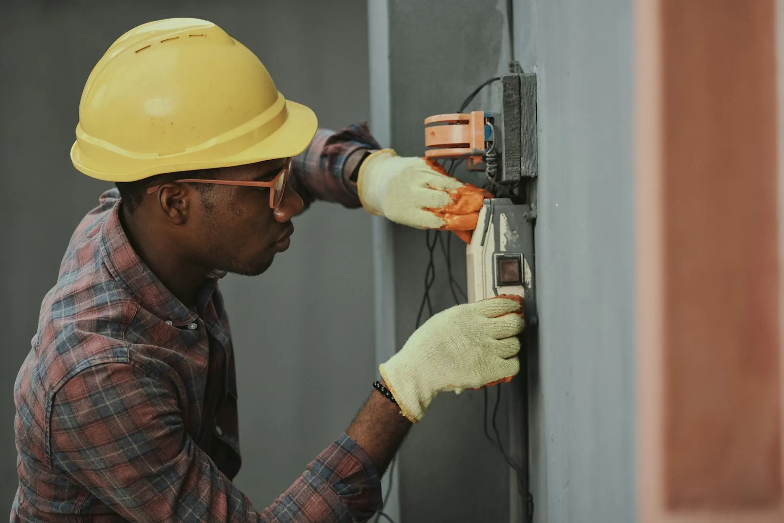 Erreichbar auf der Baustelle: Telefonie für einen Elektrobetrieb